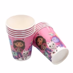 Set 10 Pahare Carton Gabby's Dollhouse Set de pahare din carton roz pentru petrecere, cu capacitatea de 250 ml, imprimate cu personajele indragite din Gabby's Dollhouse (Casa lui Gabi), inclusiv Pandy Paws si MerCat.