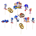 Set 12 Toppere Tort Super Sonic Set de 12 toppere din carton pentru decorarea tortului cu tematica Sonic X, incluzând personajele Sonic, Tails, Knuckles, Amy, Dr. Eggman, Metal Sonic și inele aurii.