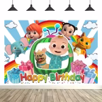 Banner decorativ din material textil cu tematica Cocomelon ilustrandu-l pe personajul JJ alaturi de familia si prietenii sai pe un fundal cu curcubeu norisori si mesajul Happy Birthday