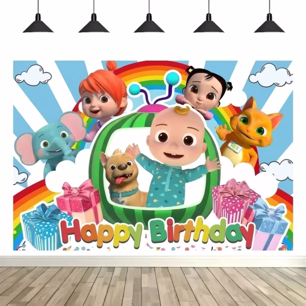 Banner decorativ din material textil ilustrandu-l pe personajul JJ in interiorul unui televizor sub forma de pepene Cocomelon inconjurat de fetite prieteni animale precum un elefant catel si o pisica alaturi de cadouri colorate si textul Happy Birthday
