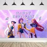 background textil k-pop demon hunters Background textil pentru panou foto cu tematica K-Pop Demon Hunters, ilustrand personajele Zoey, Mira si Rumi pe un fundal muzical violet cu mesajul Happy Birthday.