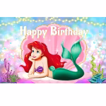 Mockup cu un background textil pentru panou foto cu tematica Mica Sirena Ariel, ilustrand-o pe printesa intr-o scoica roz gigant cu mesajul Happy Birthday, inconjurata de corali si bule de apa.