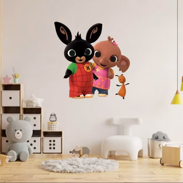 Autocolant decorativ de perete ilustrând un design vesel cu simpaticul iepuraș Bing în salopeta roșie alături de elefănțica Sula și grijuliul Flop pe un material premium cu textură mată repoziționabilă