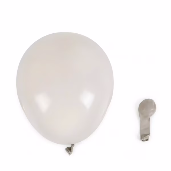 Un balon mini din latex umflat, având o nuanță elegantă și neutră de nisipiu deschis (white sand), așezat alături de un balon neumflat din aceeași culoare, pe un fundal alb neutru