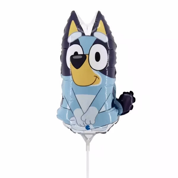 Balon din folie de dimensiuni mici in forma personajului animat Bluey stand in sezut pregatit pentru fixarea pe bat