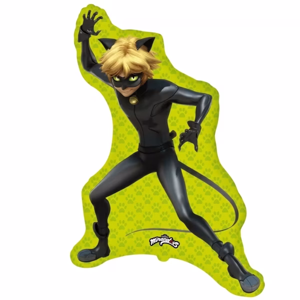 Balon din folie metalizată ilustrându-l pe supereroul Cat Noir din Miraculous gata de acțiune pe un fundal verde vibrant decorat cu amprente negre de pisică