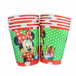 Pahare din carton cu imprimeu Minnie Mouse ilustrand personajul Disney cu fundita si rochita rosie cu buline albe pe un fundal verde deschis cu buline