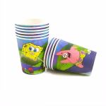 Set de 10 pahare din carton cu capacitatea de 200 ml ilustrandu-i pe SpongeBob Pantaloni Patrati si Patrick Stea distrandu-se pe skateboard pe un fundal cu dealuri verzi