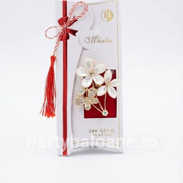 Broșă Floare Sidefată cu Fluture și Cristale Placată cu Aur 24K (5 cm) Martisor brosa cu flori sidefate si fluture pavat cu cristale placat aur 24k in cutie premium