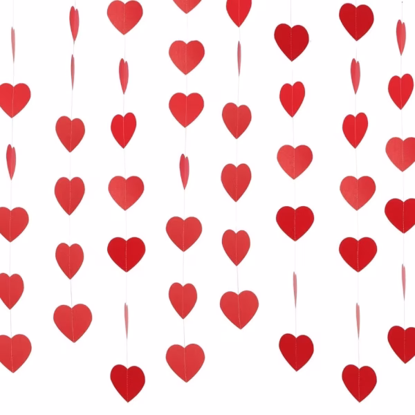 Ghirlandă Banner Inimi Roșii Efect Oglindă (4m) Decor Romantic Fotografie de detaliu pe fundal alb a unei ghirlande cu inimi rosii. Se observa calitatea cartonului lucios si cusatura fina a firului alb care uneste perfect fiecare inima decupata.
