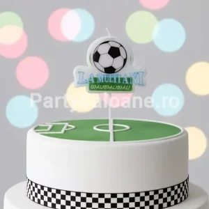 Lumânare Tort Fotbal „La Mulți Ani” – Decor Aniversar Băieți (9 cm) O lumânare pentru tort cu tematica fotbal