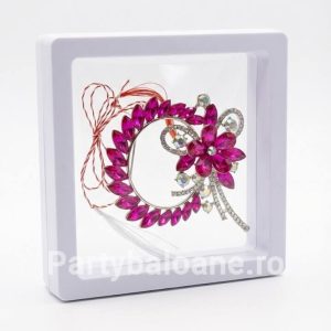 Mărțișor Broșă Coroniță Florală cu Cristale Mari în Cutie 3D Transparentă (9x9 cm) – Cadou Premium Martisor brosa coronita semiluna cu floare si cristale mari colorate in cutie patrata transparenta 9x9 cm cu efect de plutire