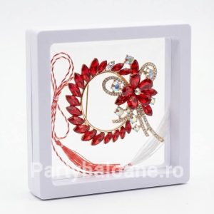 Mărțișor Broșă Coroniță Florală cu Cristale Mari în Cutie 3D Transparentă (9x9 cm) – Cadou Premium Martisor brosa coronita semiluna cu floare si cristale mari colorate in cutie patrata transparenta 9x9 cm cu efect de plutire