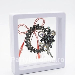 Mărțișor Broșă Coroniță Florală cu Cristale Mari în Cutie 3D Transparentă (9x9 cm) – Cadou Premium Martisor brosa coronita semiluna cu floare si cristale mari colorate in cutie patrata transparenta 9x9 cm cu efect de plutire