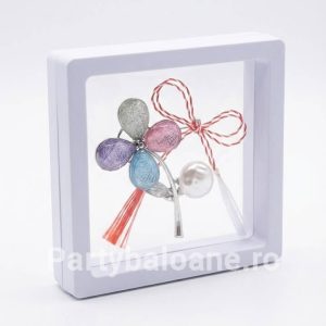 Mărțișor Broșă Floare Emailată cu Perlă și Design Artistic în Cutie 3D Transparentă (9x9 cm) – Cadou Premium Martisor brosa floare cu petale emailate colorate si perla in cutie patrata transparenta 9x9 cm cu efect de plutire