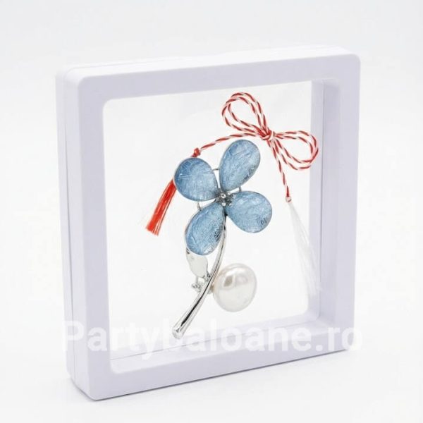 Mărțișor Broșă Floare Emailată cu Perlă și Design Artistic în Cutie 3D Transparentă (9x9 cm) – Cadou Premium Martisor brosa floare cu petale emailate colorate si perla in cutie patrata transparenta 9x9 cm cu efect de plutire