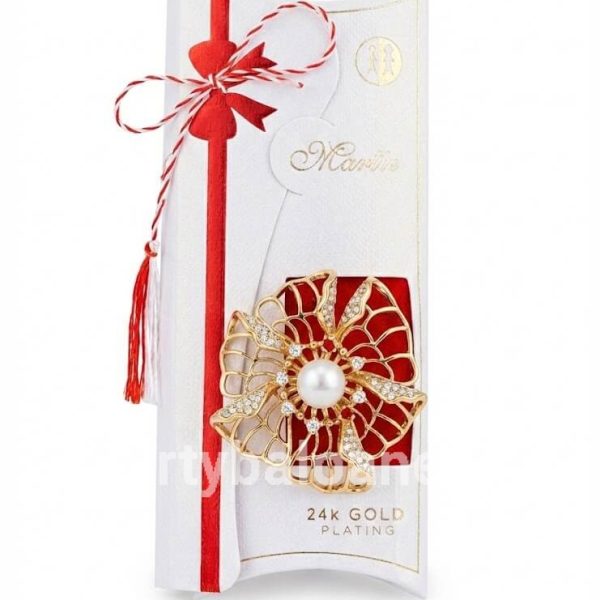Mărțișor Broșă Floare Placată cu Aur 24K cu Perlă și Cristale (5 cm) în Cutie Cadou Premium Broșă mărțișor în formă de floare dantelată cu perlă centrală și cristale