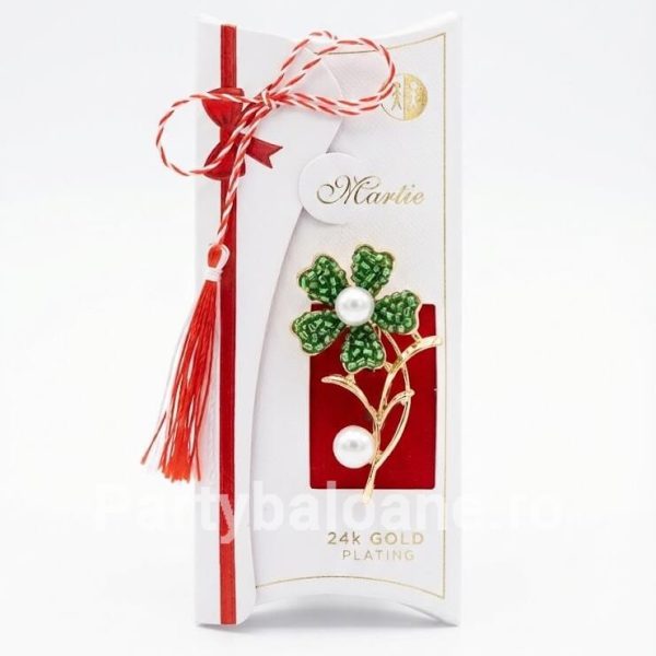 Mărțișor Broșă Floare Placată cu Aur 24K cu Pietre și Perlă – Cadou Premium (5 cm) Martisor brosa floare cu petale din pietre texturate si doua perle placat aur 24k in cutie premium