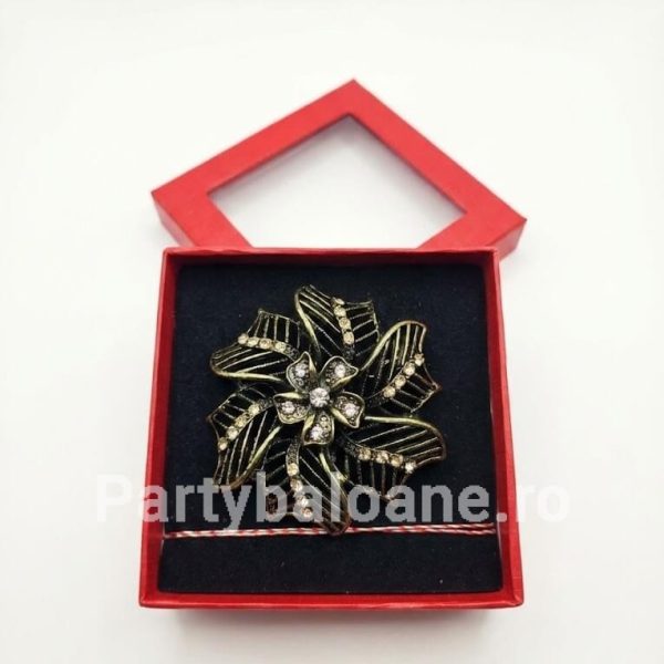 Mărțișor Broșă Floare Vintage 7cm Metal Antichizat - Cutie Cadou Martisor brosa floare vintage mare 7 cm din metal bronz antichizat cu cristale albe in cutie rosie cadou