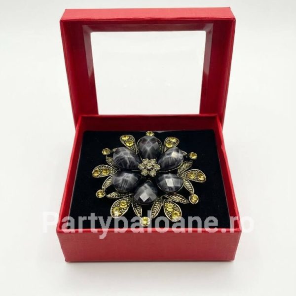 Mărțișor Broșă Floare Vintage 7cm Pietre Gri-Aurii - Cutie Cadou Martisor brosa floare vintage mare 7 cm cu pietre fatetate gri si petale metalice aurii cu cristale in cutie rosie cadou