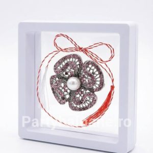 Mărțișor Broșă Floare Vintage cu Perlă și Cristale în Cutie 3D Transparentă (9x9 cm) – Cadou Premium Martisor brosa floare stil vintage argintiu cu cristale colorate si perla in cutie patrata transparenta 9x9 cm cu efect de plutire