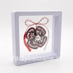 Mărțișor Broșă Floare Vintage cu Perlă și Cristale în Cutie 3D Transparentă (9x9 cm) – Cadou Premium Martisor brosa floare stil vintage argintiu cu cristale colorate si perla in cutie patrata transparenta 9x9 cm cu efect de plutire