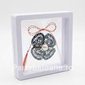 Mărțișor Broșă Floare Vintage cu Perlă și Cristale în Cutie 3D Transparentă (9x9 cm) – Cadou Premium Martisor brosa floare stil vintage argintiu cu cristale colorate si perla in cutie patrata transparenta 9x9 cm cu efect de plutire