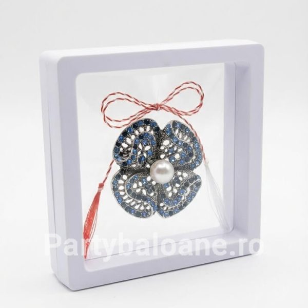 Mărțișor Broșă Floare Vintage cu Perlă și Cristale în Cutie 3D Transparentă (9x9 cm) – Cadou Premium Martisor brosa floare stil vintage argintiu cu cristale colorate si perla in cutie patrata transparenta 9x9 cm cu efect de plutire