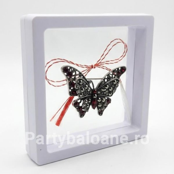 Mărțișor Broșă Fluture cu Cristale în Cutie 3D Transparentă (9x9 cm) – Cadou Premium Martisor brosa fluture elegant cu cristale in cutie patrata transparenta 9x9 cm cu efect de plutire