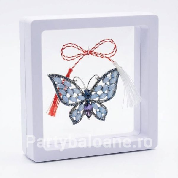 Mărțișor Broșă Fluture cu Cristale în Cutie 3D Transparentă (9x9 cm) – Cadou Premium Martisor brosa fluture elegant cu cristale in cutie patrata transparenta 9x9 cm cu efect de plutire