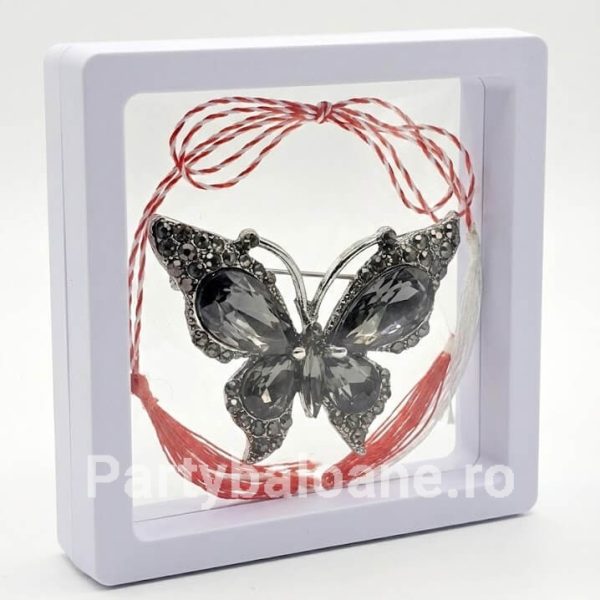 Mărțișor Broșă Fluture cu Cristale în Cutie 3D Transparentă (9x9 cm) – Cadou Premium Martisor brosa fluture elegant cu cristale in cutie patrata transparenta 9x9 cm cu efect de plutire