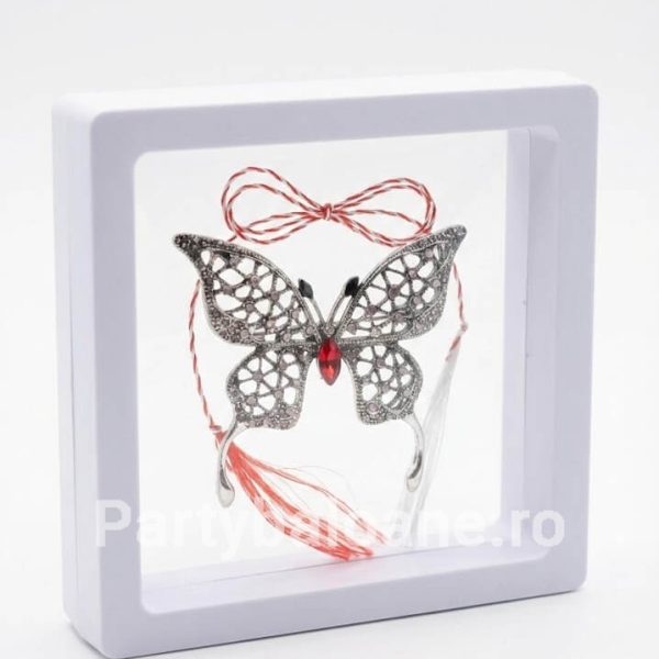 Mărțișor Broșă Fluture cu Cristale în Cutie 3D Transparentă (9x9 cm) – Cadou Premium Martisor brosa fluture elegant cu cristale in cutie patrata transparenta 9x9 cm cu efect de plutire