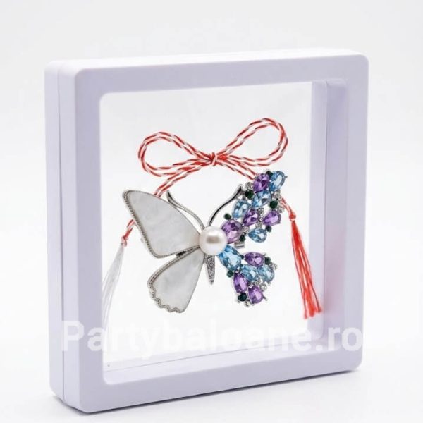 Mărțișor Broșă Fluture cu Cristale în Cutie 3D Transparentă (9x9 cm) – Cadou Premium Martisor brosa fluture elegant cu cristale in cutie patrata transparenta 9x9 cm cu efect de plutire