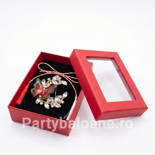 Mărțișor Broșă Fluture pe Ramură cu Cristale – Cadou Elegant în Cutie Roșie Martisor brosa metalica model fluture asezat pe ramura cu cristale marquise asezata in cutie cadou rosie cu fereastra si catifea neagra