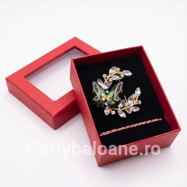 Mărțișor Broșă Fluture pe Ramură cu Cristale – Cadou Elegant în Cutie Roșie Martisor brosa metalica model fluture asezat pe ramura cu cristale marquise asezata in cutie cadou rosie cu fereastra si catifea neagra
