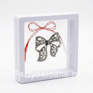 Mărțișor Broșă Fundiță Vintage cu Cristale în Cutie 3D Transparentă (9x9 cm) – Cadou Premium Martisor brosa fundita stil vintage argintiu patinat cu cristale in cutie patrata transparenta 9x9 cm cu efect de plutire
