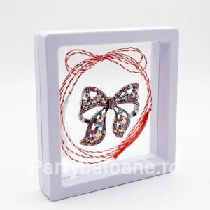 Mărțișor Broșă Fundiță Vintage cu Cristale în Cutie 3D Transparentă (9x9 cm) – Cadou Premium Martisor brosa fundita stil vintage argintiu patinat cu cristale in cutie patrata transparenta 9x9 cm cu efect de plutire