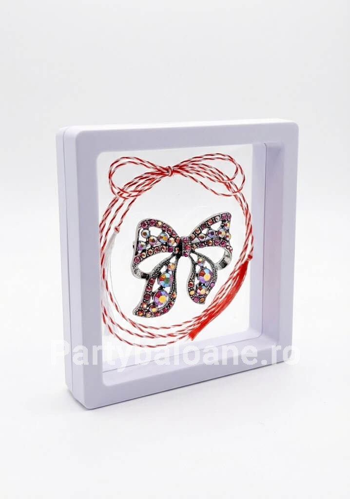 Mărțișor Broșă Fundiță Vintage cu Cristale în Cutie 3D Transparentă (9x9 cm) – Cadou Premium Martisor brosa fundita stil vintage argintiu patinat cu cristale in cutie patrata transparenta 9x9 cm cu efect de plutire