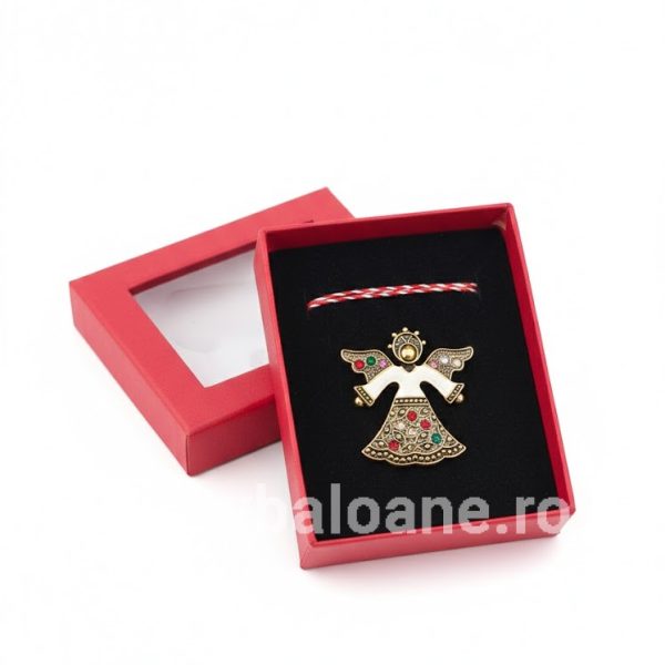 Mărțișor Broșă Îngeraș Auriu Antichizat cu Pietre – Cadou Elegant în Cutie Roșie Martisor brosa metalica stil vintage model ingeras auriu antichizat cu pietre colorate asezata in cutie cadou rosie cu fereastra si catifea neagra