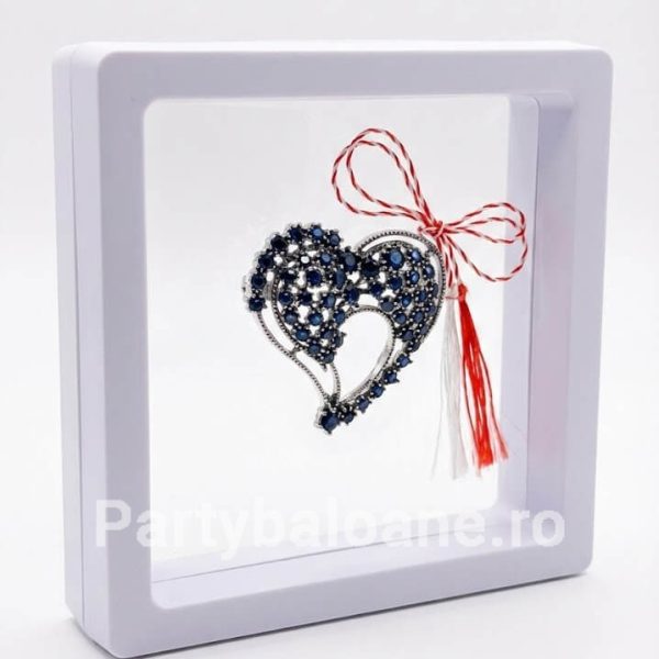 Mărțișor Broșă Inimă Vintage cu Cristale în Cutie 3D Transparentă (9x9 cm) – Cadou Premium Martisor brosa inima stil vintage cu cristale stralucitoare in cutie patrata transparenta 9x9 cm cu efect de plutire