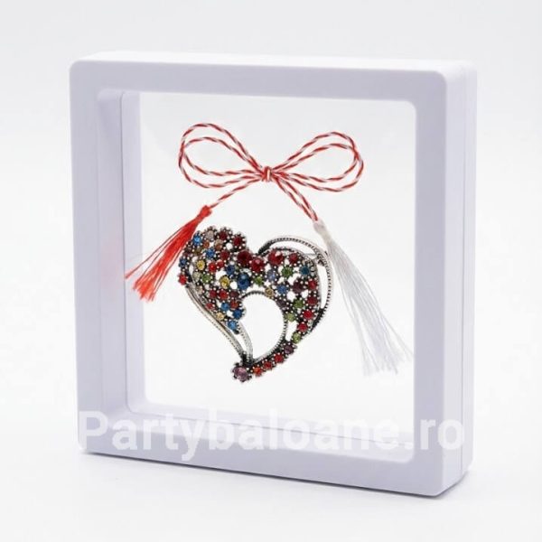 Mărțișor Broșă Inimă Vintage cu Cristale în Cutie 3D Transparentă (9x9 cm) – Cadou Premium Martisor brosa inima stil vintage cu cristale stralucitoare in cutie patrata transparenta 9x9 cm cu efect de plutire