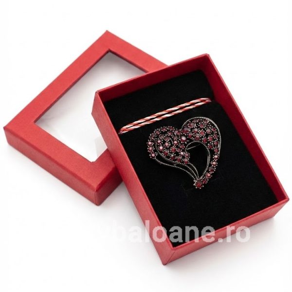 Mărțișor Broșă Inimă Vintage cu Pietre – Cadou Elegant în Cutie Roșie Martisor brosa metalica stil vintage model inima cu pietre fatetate asezata in cutie cadou rosie cu fereastra si catifea neagra
