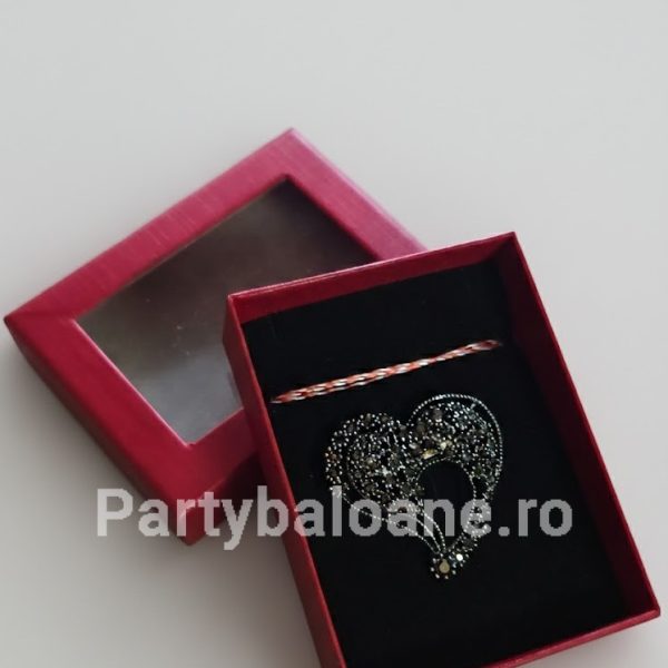 Mărțișor Broșă Inimă Vintage cu Pietre – Cadou Elegant în Cutie Roșie Martisor brosa metalica stil vintage model inima cu pietre fatetate asezata in cutie cadou rosie cu fereastra si catifea neagra