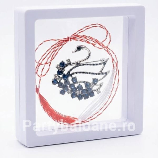Mărțișor Broșă Lebădă Regală cu Cristale în Cutie 3D Transparentă (9x9 cm) – Cadou Premium Martisor brosa lebada eleganta cu cristale in cutie patrata transparenta 9x9 cm cu efect de plutire