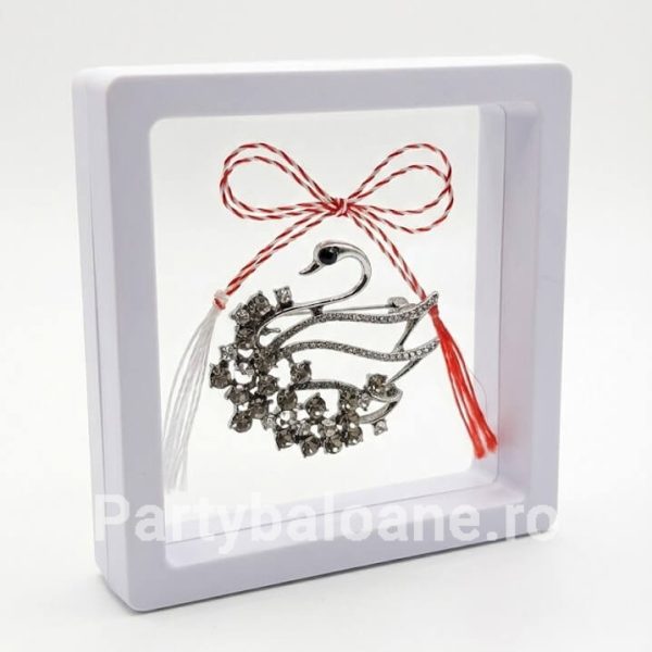 Mărțișor Broșă Lebădă Regală cu Cristale în Cutie 3D Transparentă (9x9 cm) – Cadou Premium Martisor brosa lebada eleganta cu cristale in cutie patrata transparenta 9x9 cm cu efect de plutire