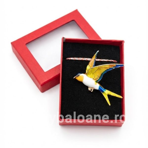 Mărțișor Broșă Pasăre Emailată 5cm - Cadou 1 Martie în Cutie Martisor brosa pasare in zbor emailata galben albastru si auriu 5cm in cutie rosie cadou