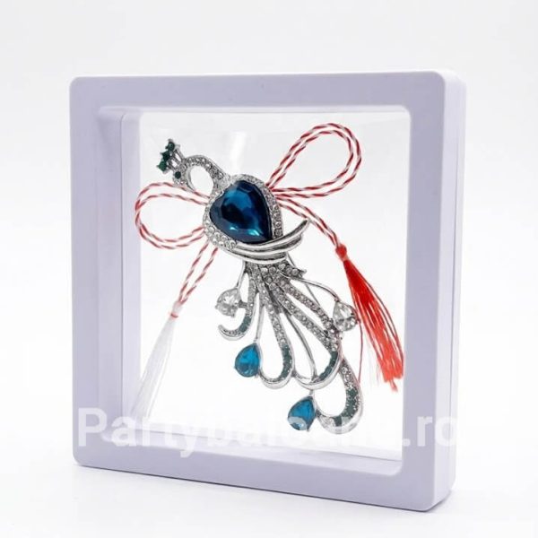 Mărțișor Broșă Păun Regal cu Cristale în Cutie 3D Transparentă (9x9 cm) – Cadou Premium Martisor brosa paun regal cu coada bogata din cristale in cutie patrata transparenta 9x9 cm cu efect de plutire