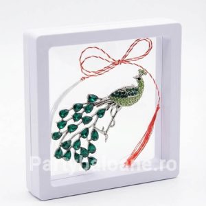 Mărțișor Broșă Păun Vintage cu Cristale Colorate în Cutie 3D Transparentă (9x9 cm) – Cadou Premium Martisor brosa paun stil vintage argintiu cu cristale colorate in cutie patrata transparenta 9x9 cm cu efect de plutire