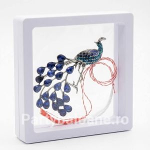 Mărțișor Broșă Păun Vintage cu Cristale Colorate în Cutie 3D Transparentă (9x9 cm) – Cadou Premium Martisor brosa paun stil vintage argintiu cu cristale colorate in cutie patrata transparenta 9x9 cm cu efect de plutire