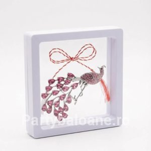 Mărțișor Broșă Păun Vintage cu Cristale Colorate în Cutie 3D Transparentă (9x9 cm) – Cadou Premium Martisor brosa paun stil vintage argintiu cu cristale colorate in cutie patrata transparenta 9x9 cm cu efect de plutire